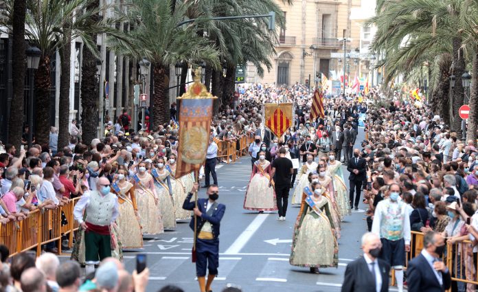Valencia celebra el Día de la Comunitat entre pólvora y procesiones