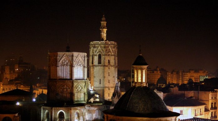El corazón de València vuelve a brillar: así será la nueva iluminación de la Catedral y el Miquelet La Catedral València y el Miquelet de noche / Pinterest envalencia