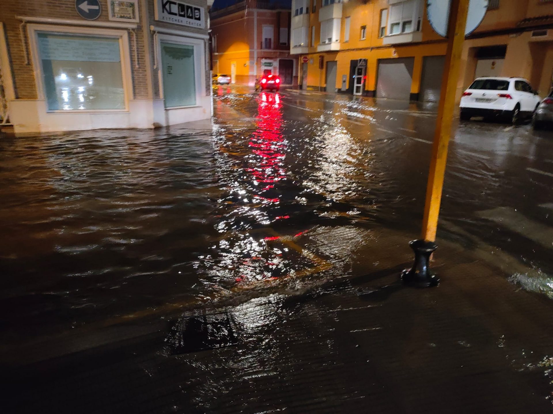 Dana La Lluvia Deja Clases Suspendidas Y Calles Cortadas En Valencia