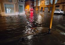 Una tromba de agua deja clases suspendidas, calles inundadas y carreteras cortadas en Valencia