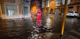 Una tromba de agua deja clases suspendidas, calles inundadas y carreteras cortadas en Valencia