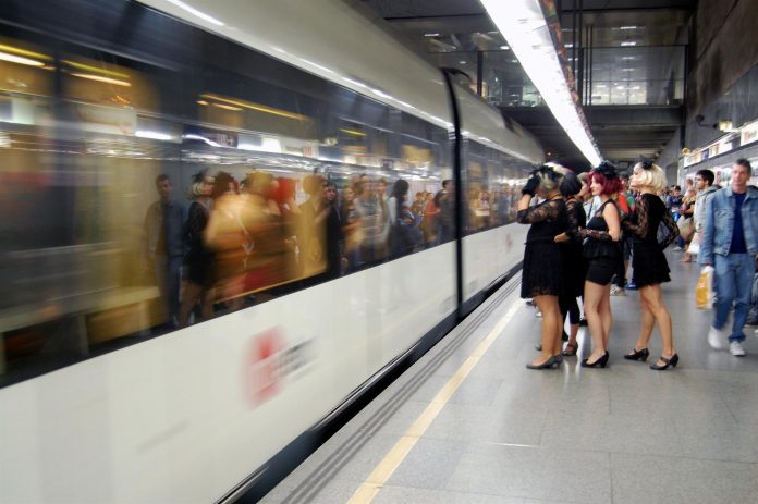 Valencia activa el servicio nocturno de metro por Navidad: consulta las líneas y horarios