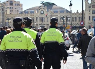 Agentes de la Policía Local en el centro de Valencia.
