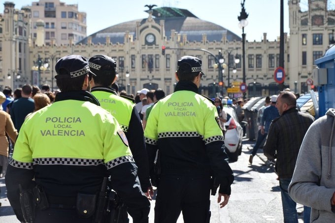Agentes de la Policía Local en el centro de Valencia.
