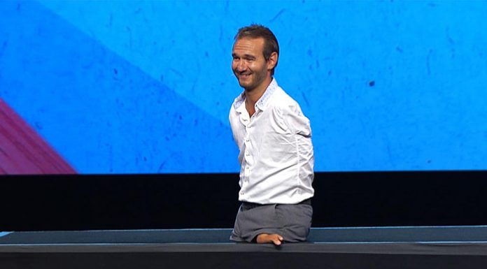 Un hombre sin piernas ni brazos ayuda a los jóvenes a erradicar el ‘bullying’