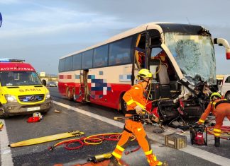 Un choque mortal entre un autobús y un camión deja un fallecido en la A-3 de Riba-roja