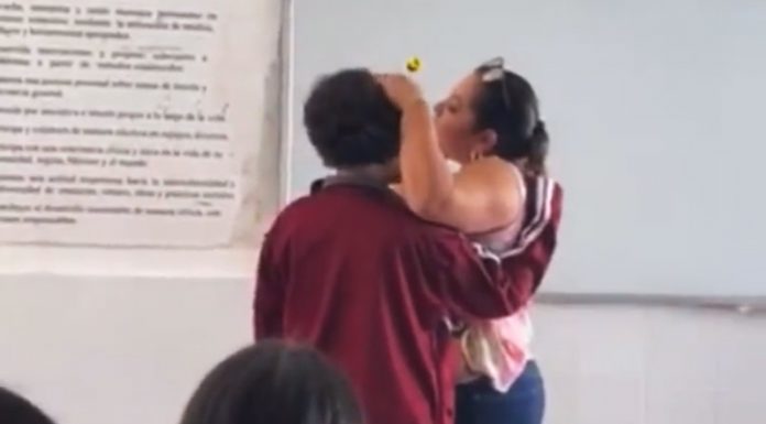 Vídeo: Una alumna agrede a una maestra por quitarle el móvil en clase