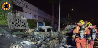 Arden tres vehículos estacionados en Paterna