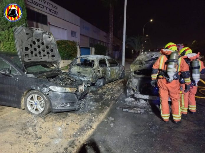 Arden tres vehículos estacionados en Paterna