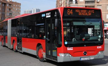 Un conductor de la EMT salva a una mujer y encierra al agresor en el autobús