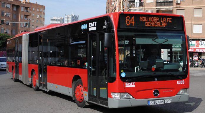 Un conductor de la EMT salva a una mujer y encierra al agresor en el autobús