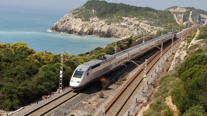 Pesadilla en un Euromed: Renfe se olvida de los pasajeros más rezagados y los deja atrapados en su interior