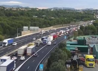 Un accidente deja dos heridos y 10 kilómetros de tráfico en Valencia