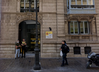 Un incendio en la delegación de Hacienda de Valencia obliga a desalojar el edificio