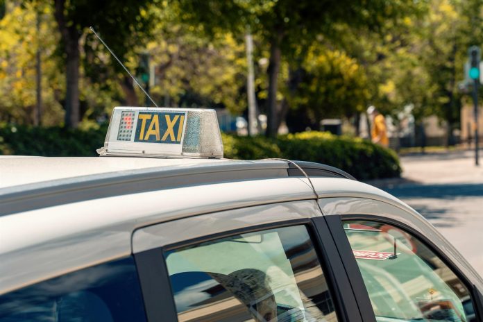 Intentan estrangular a un taxista de Manises para robarle la cartera