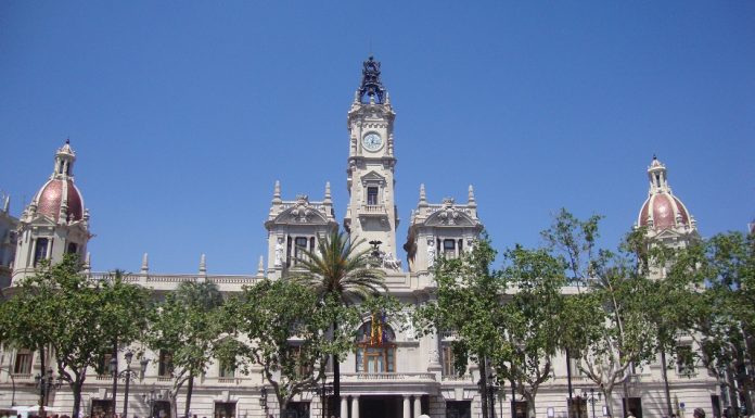 El Ayuntamiento ingresa 70.000 euros por error a una vecina de Valencia Plaza del Ayuntamiento
