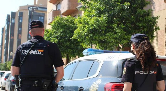 Un policía jubilado mata a su exmujer y se suicida en Alzira Un hombre apuñala a su mujer en Valencia