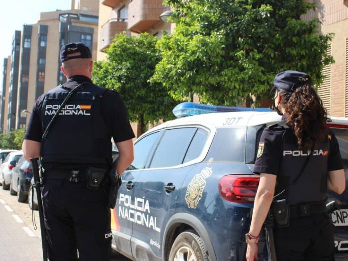 Detienen a una mujer borracha por pegar a su hija en una parada de autobús de Valencia
