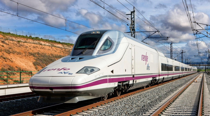 Tren AVE en imagen de archivo. / PATIER (RENFE). circulación ferroviaria