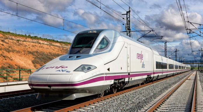 Los 24 trenes especiales de Cercanías para ir a la mascletà Renfe prohibirá el acceso de patinetes eléctricos en todos sus trenes