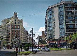 Un hombre muere repentinamente en la plaza de España de Valencia, en la calle San Vicente