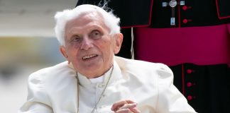 El papa Francisco confirma el mal estado de salud de Benedicto y pide oraciones