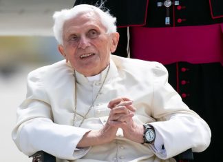 El papa Francisco confirma el mal estado de salud de Benedicto y pide oraciones