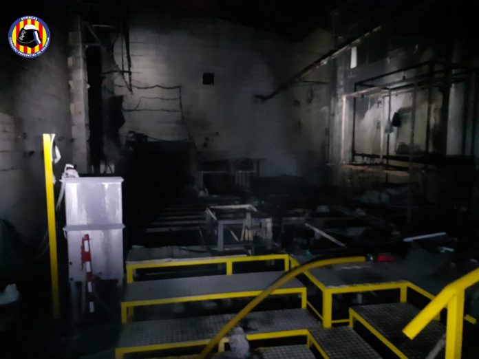 Un incendio afecta a una nave industrial en Catarroja