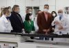 Pedro Sánchez aprecia los equipos de alta tecnología del Hospital La Fe