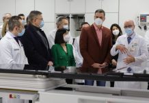 Pedro Sánchez aprecia los equipos de alta tecnología del Hospital La Fe