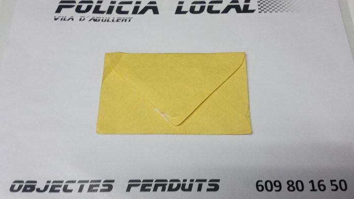 La Policía Local busca al dueño de un sobre con estrenas perdido en Agullent