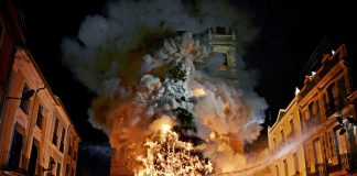 Una de las hogueras más altas del mundo se quema en Valencia
