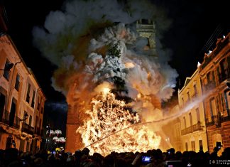 Una de las hogueras más altas del mundo se quema en Valencia