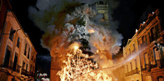 Una de las hogueras más altas del mundo se quema en Valencia