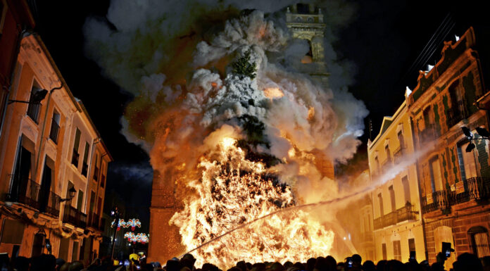 Sigue en directo la cremà de la hoguera de Canals, la más grande del mundo Una de las hogueras más altas del mundo se quema en Valencia