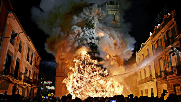 Una de las hogueras más altas del mundo se quema en Valencia