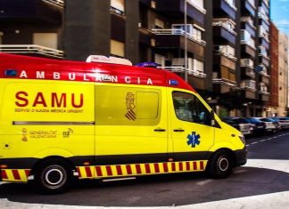 Un niño y su madre heridos al caer desde un tercer piso en Oliva