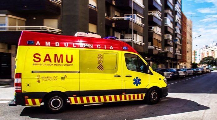 Un niño y su madre heridos al caer desde un tercer piso en Oliva