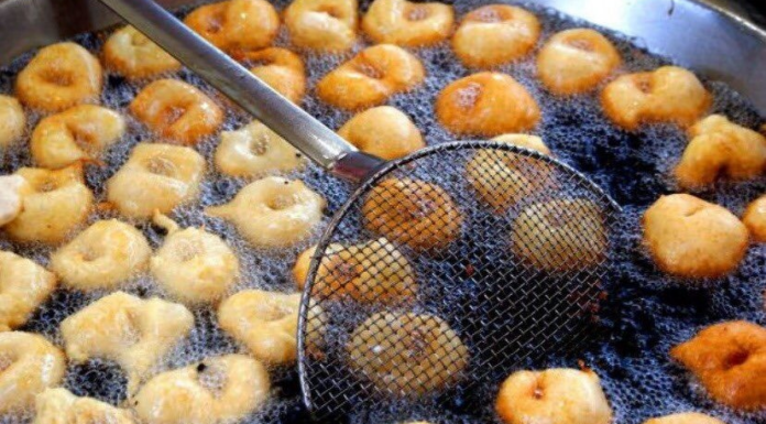 Buñuelos y churros en València: este es el día que abren estas Fallas Preparación de buñuelos y churros