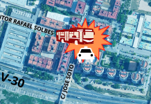 Un taxi vuelca al colisionar con un autobús junto la V-30 