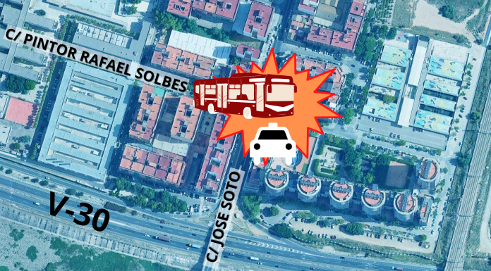 Un taxi vuelca al colisionar con un autobús junto la V-30 