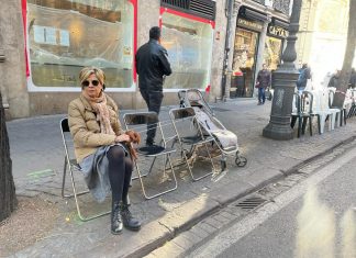 Los valencianos sacan sus sillas a la calle para la cabalgata de Reyes