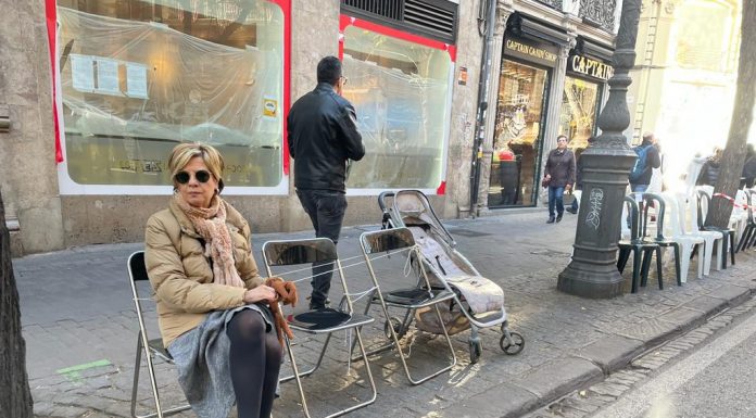 Los padres guardan sitio para la cabalgata 8 horas antes del desfile Los valencianos sacan sus sillas a la calle para la cabalgata de Reyes