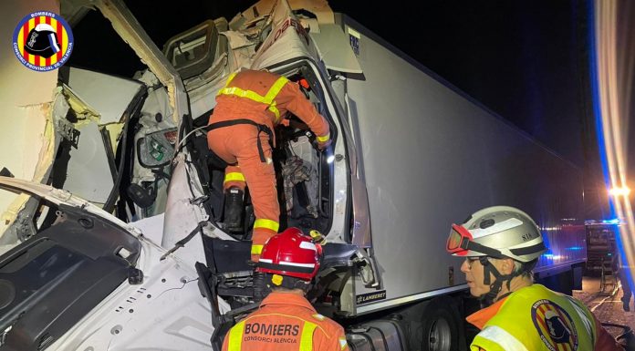 Un camioner mor en un accident de trànsit a Sagunt Muere un camionero tras accidente un de tráfico en Sagunto