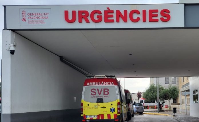 Dos pacientes esperan durante 40 horas una cama en el hospital de la Ribera