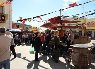 El paseo marítimo se convierte en un mercado medieval