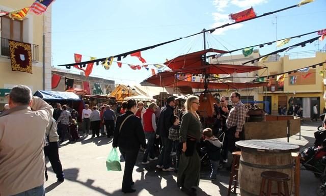 El paseo marítimo se convierte en un mercado medieval y zoco árabe El paseo marítimo se convierte en un mercado medieval