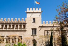Detienen a un joven por grafitear la Lonja de Valencia con mensajes antisemitas Detienen a un joven por grafitear la Lonja de Valencia con mensajes antisemitas
