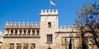 Detienen a un joven por grafitear la Lonja de Valencia con mensajes antisemitas Detienen a un joven por grafitear la Lonja de Valencia con mensajes antisemitas