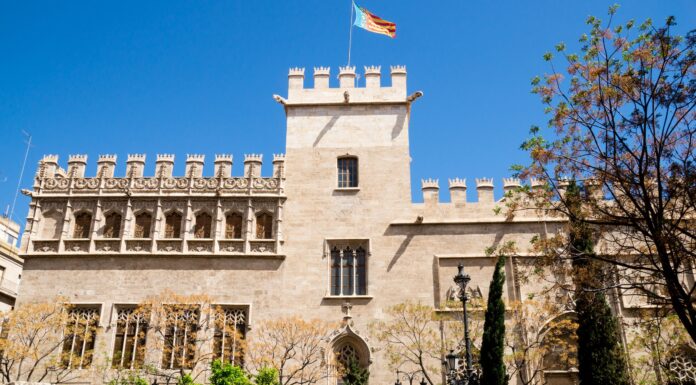 Detienen a un joven por grafitear la Lonja de Valencia con mensajes antisemitas Detienen a un joven por grafitear la Lonja de Valencia con mensajes antisemitas